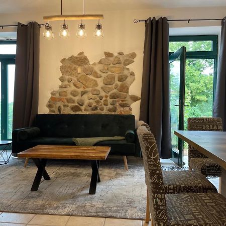 Mitten in der Natur : Ferienwohnung mit 3 Schlafzimmern, neu eingerichtet Neu Gaarz Exterior foto