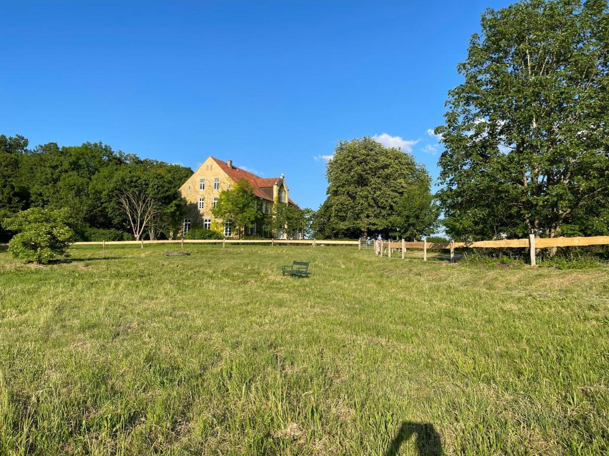 Mitten in der Natur : Ferienwohnung mit 3 Schlafzimmern, neu eingerichtet Neu Gaarz Exterior foto