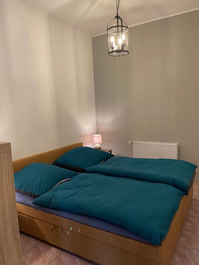 Mitten in der Natur : Ferienwohnung mit 3 Schlafzimmern, neu eingerichtet Neu Gaarz Exterior foto